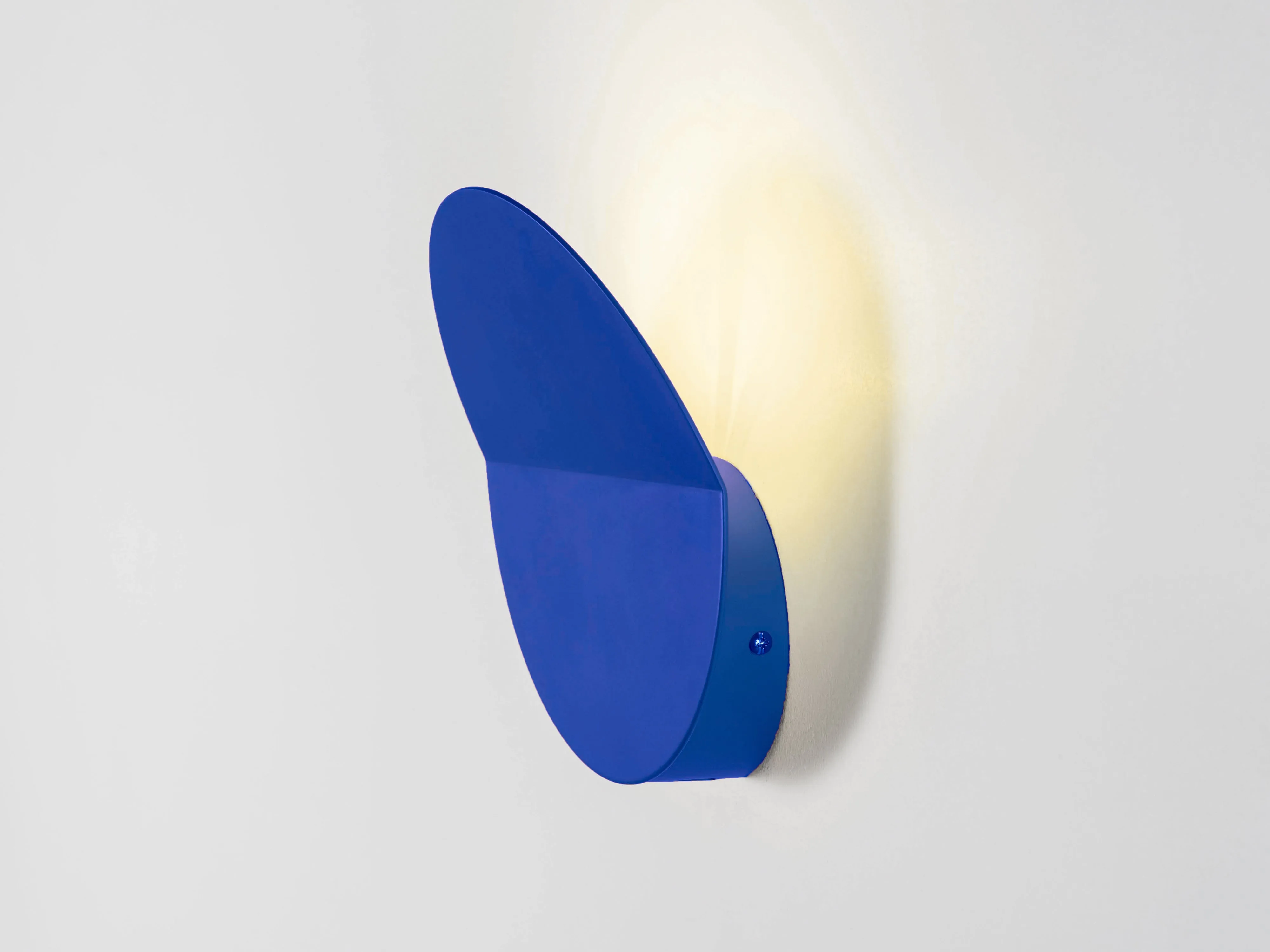 Blue diffuser wall light