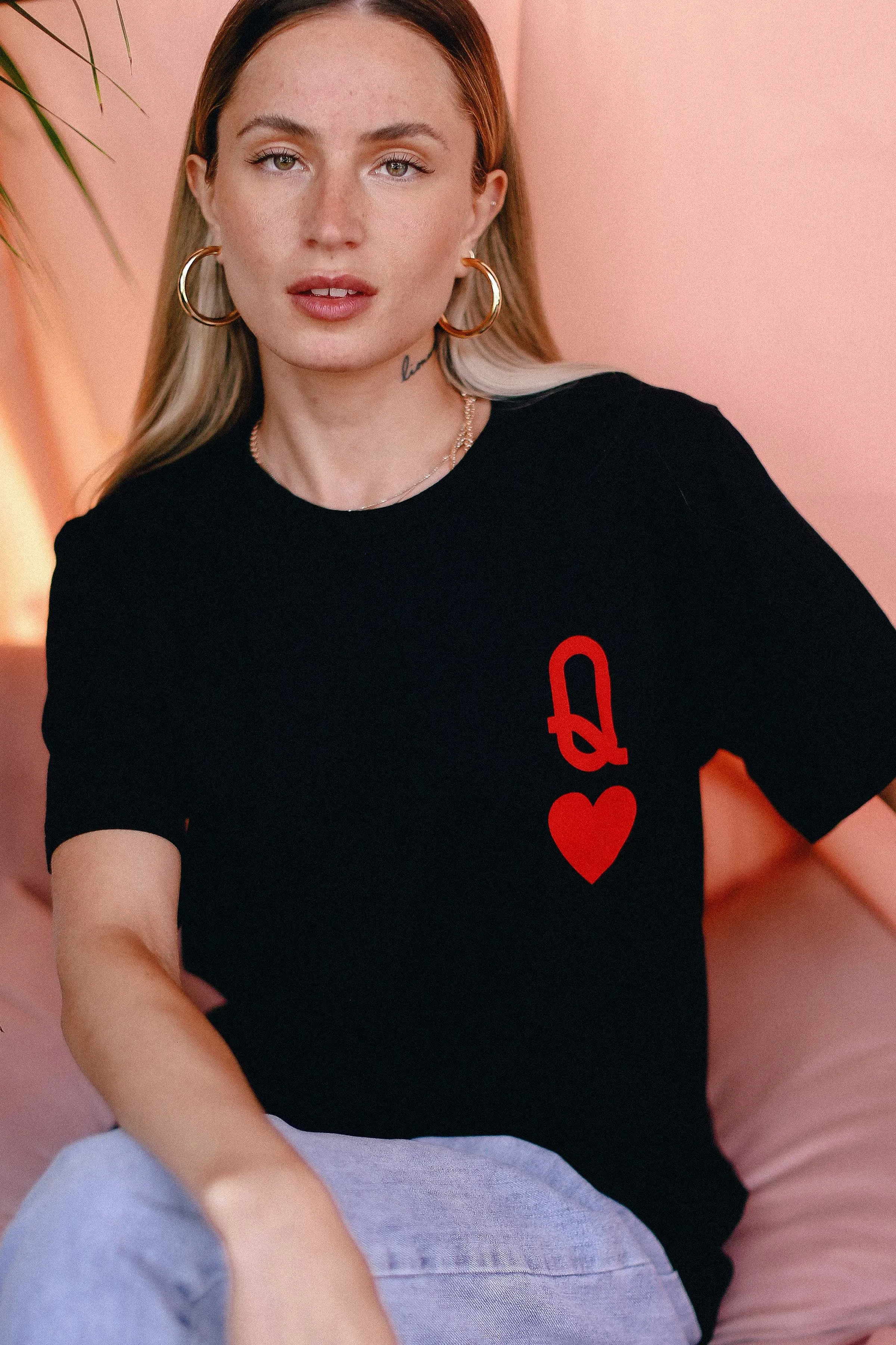 QUEEN OF HEARTS GRAPHIC TEE